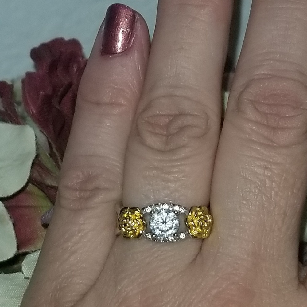 CZ Centered Between Two Golden Roses 🌹💍🌹 - Picture 3 of 4